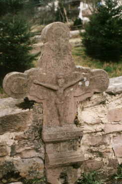 In Friedhofsmauer im End